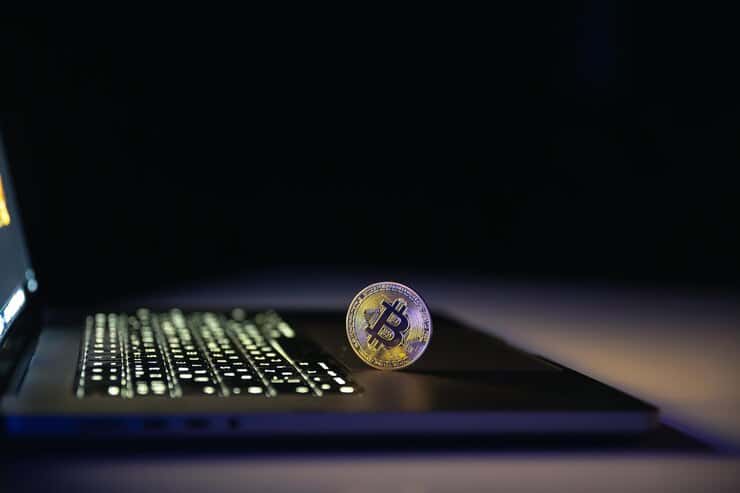 Bitcoin-ul a sărit pragul de 100.000 de dolari