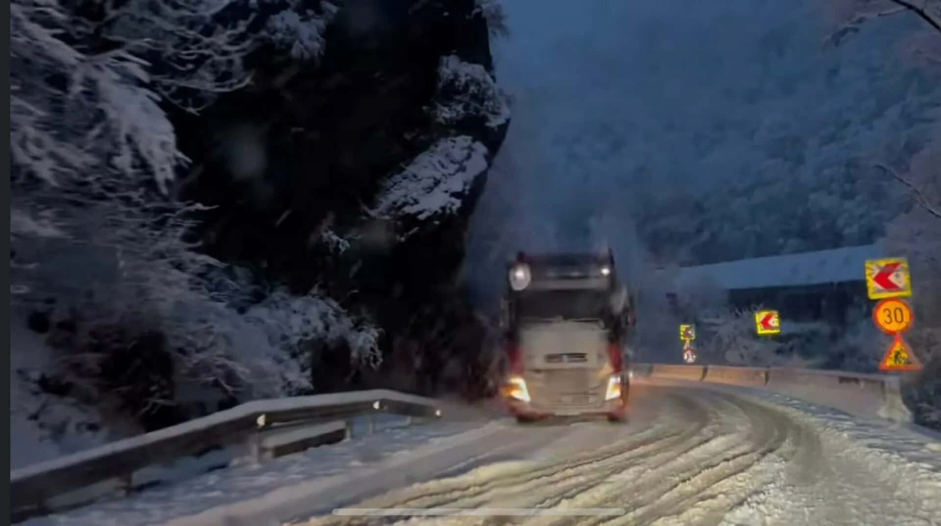 Se circulă în condiții de iarnă pe Valea Jiului