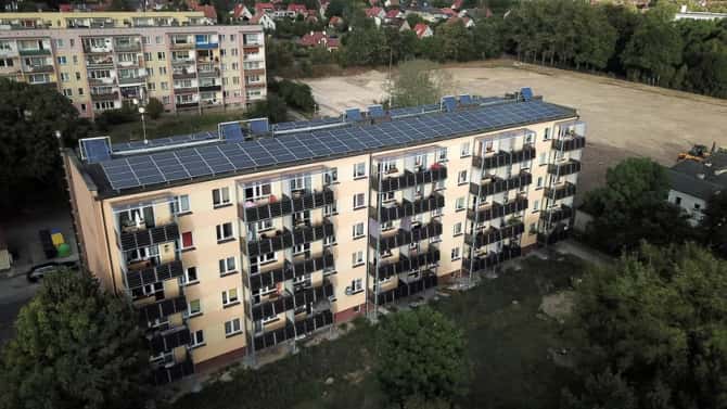 Asociațiile de proprietari vor putea să monteze panouri fotovoltaice pe blocuri