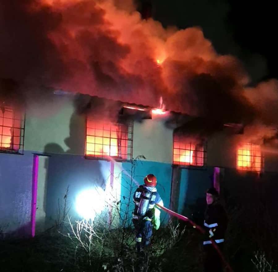 Incendiu puternic la un depozit de materiale de construcții din Tismana