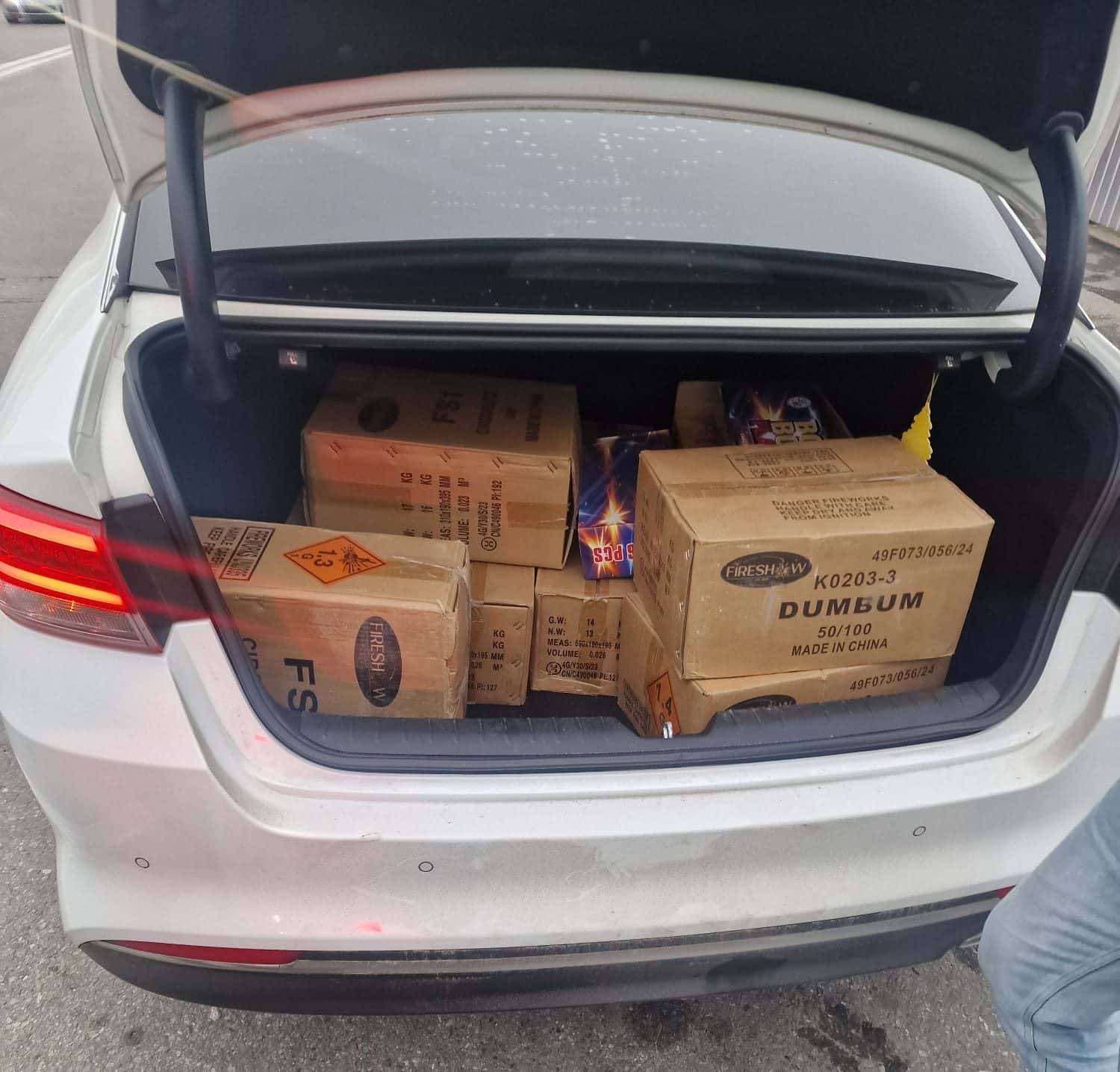 Prins cu 120 de kilograme de petarde în portbagaj