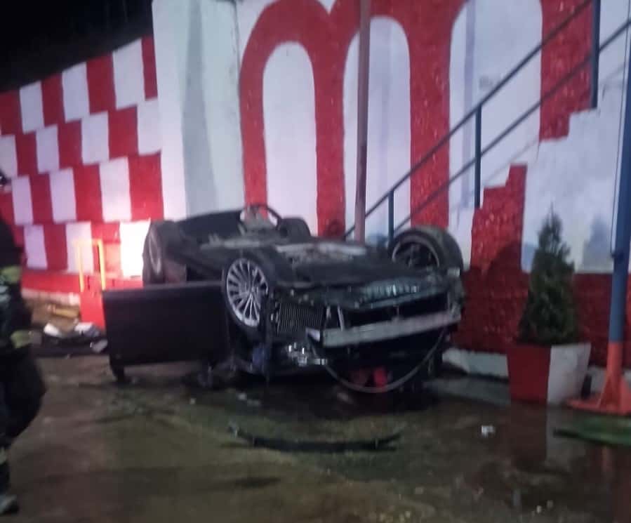 A plonjat cu mașina în curtea unei instituții