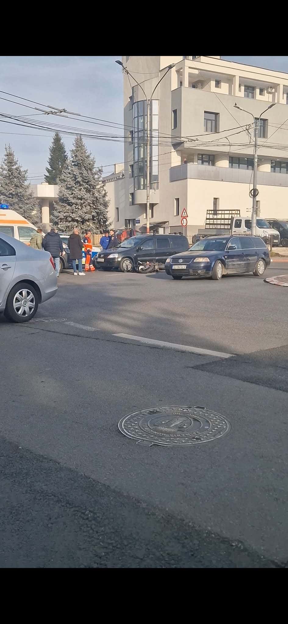 Motociclistă lovită în sensul giratoriu de la CNTV