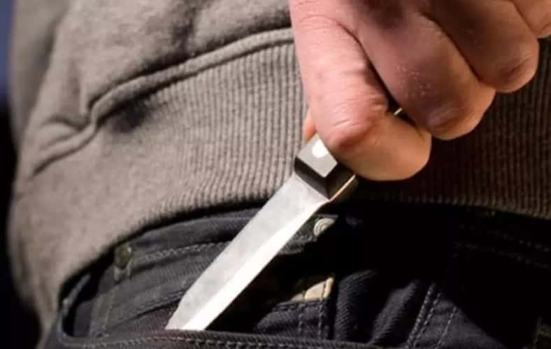 Reținut după ce a amenințat cu un briceag un bărbat de 69 de ani