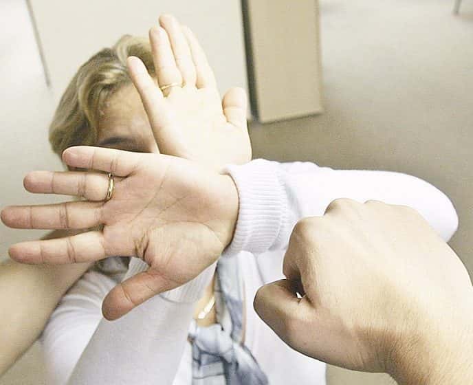 A ajuns la spital, după ce a fost bătută de propriul fiu