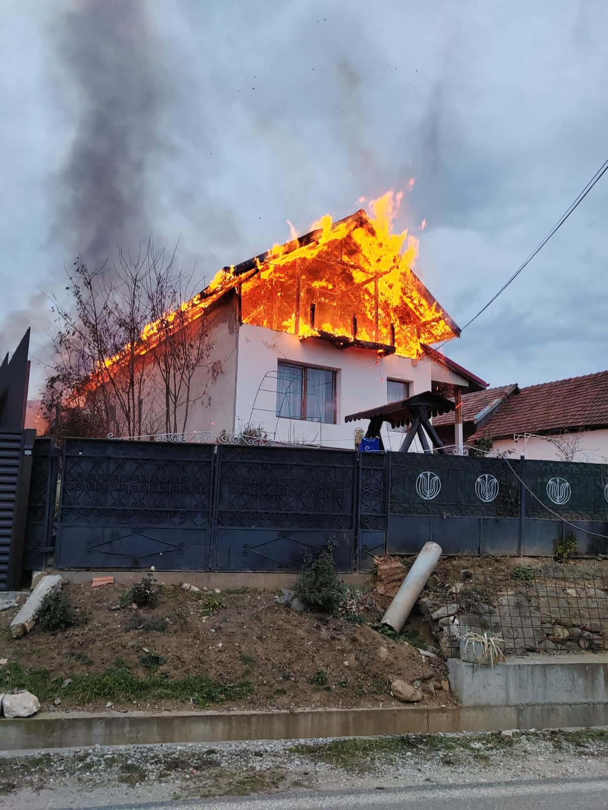 Incendiu în Runcu. Proprietarii au suferit atacuri de panică