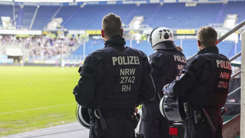 Cluburile de fotbal obligate să plătească polițiștii care asigură ordinea la meciurile „de mare risc”