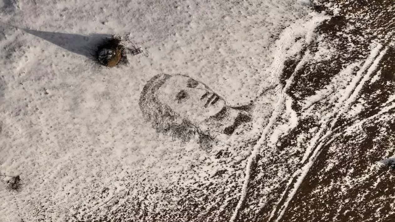 Portretul lui Mihai Eminescu, realizat cu picioarele în zăpadă