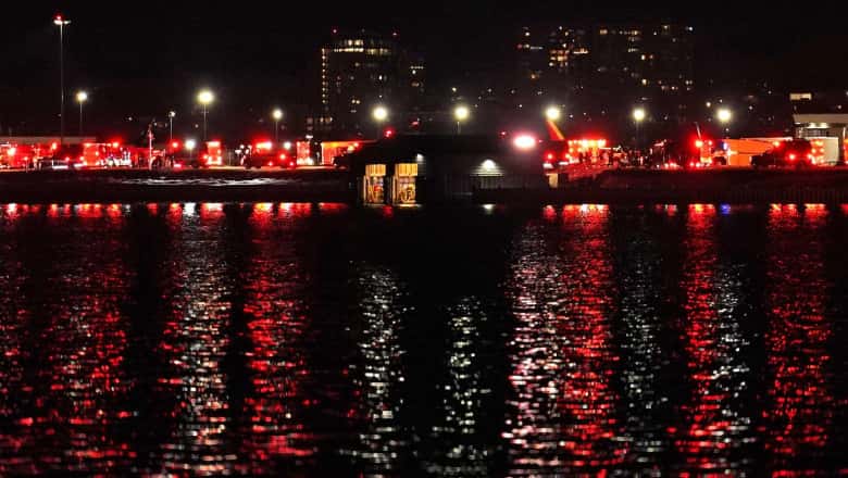 SUA: Un avion cu 64 de persoane la bord s-a ciocnit cu un elicopter militar. Primele victime, scoase din râul Potomac