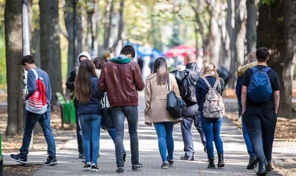Tot mai mulți tineri vor să plece din România