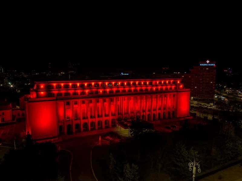 Peste o sută de clădiri din România vor fi iluminate în roșu marți, pe 11 februarie