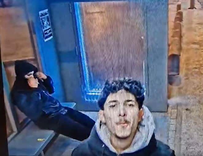 VIDEO: Tânăr căutat de polițiști după ce a lipit gumă de mestecat pe o cameră dintr-o stație de autobuz