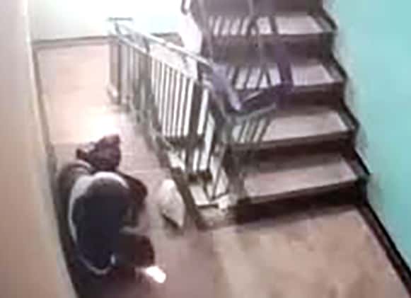 A ajuns la spital, după ce a fost lovită cu pumnii de un bărbat în scara blocului