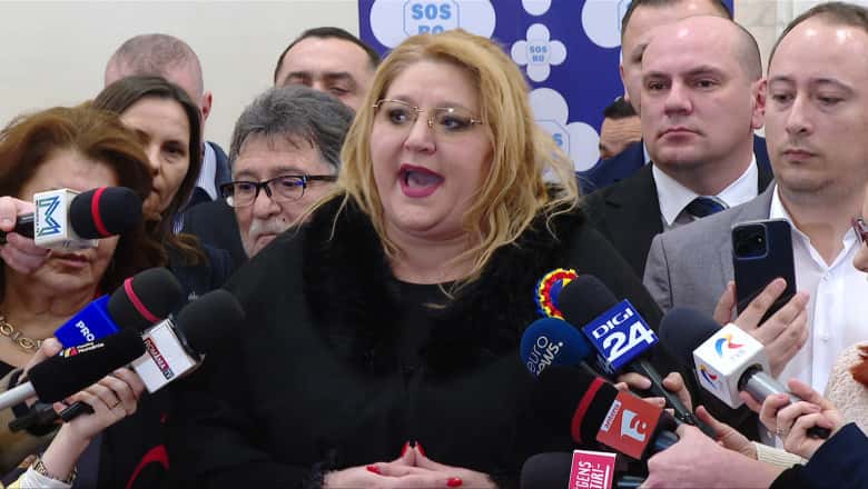 Diana Șoșoacă, jigniri la adresa jurnaliștilor prezenți în Parlament