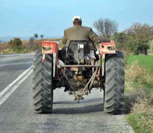 Bărbat de 86 de ani, cercetat penal după ce a condus un tractor