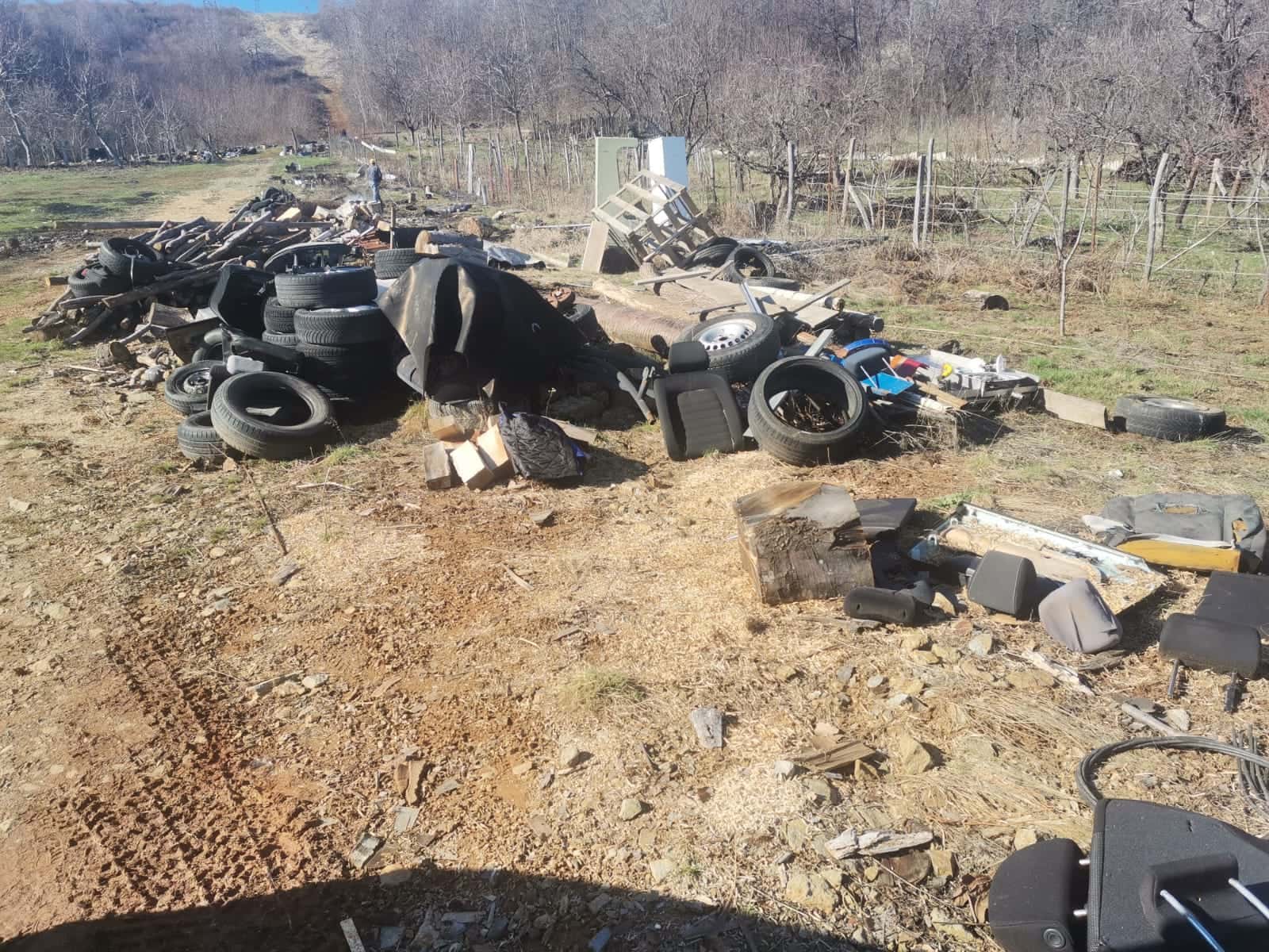 Localnic din Schela, prins de jandarmi în timp ce ardea deșeuri provenite din dezmembrări auto