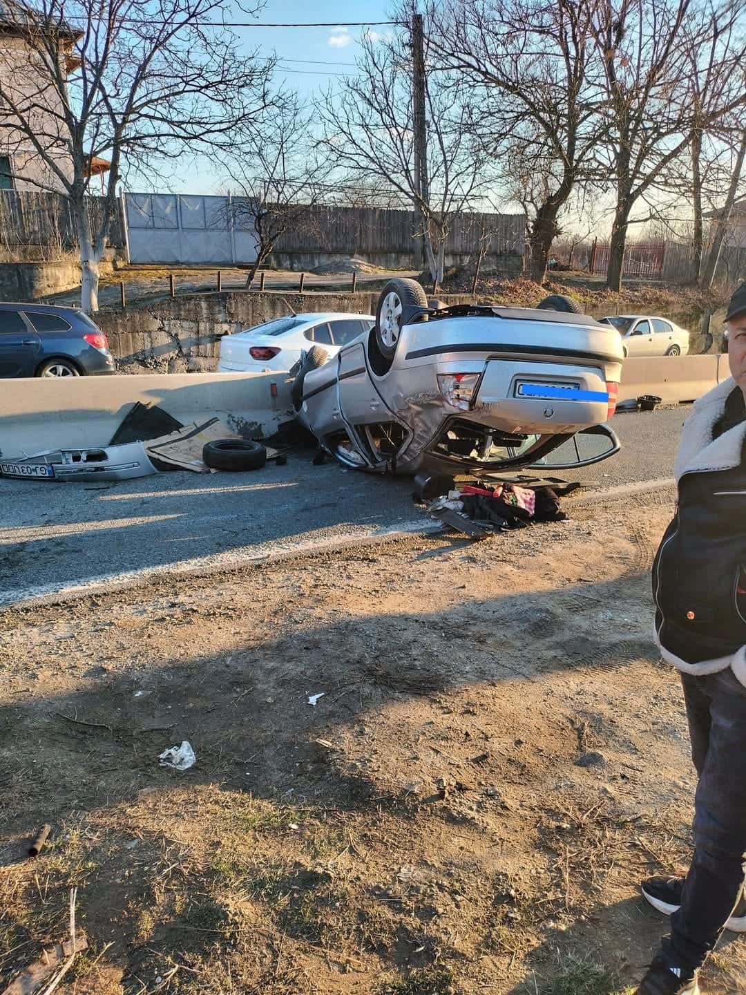 Accident la Scoarța: S-au izbit cu mașina de un parapet