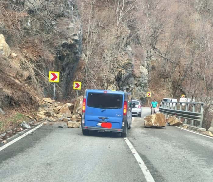 Se circulă pe un singur sens pe Defileul Jiului