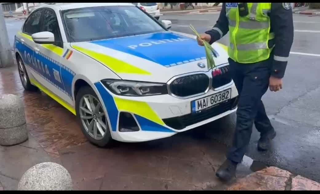 De 1 martie, Poliția Rutieră a oferit mărțișoare participantelor la trafic