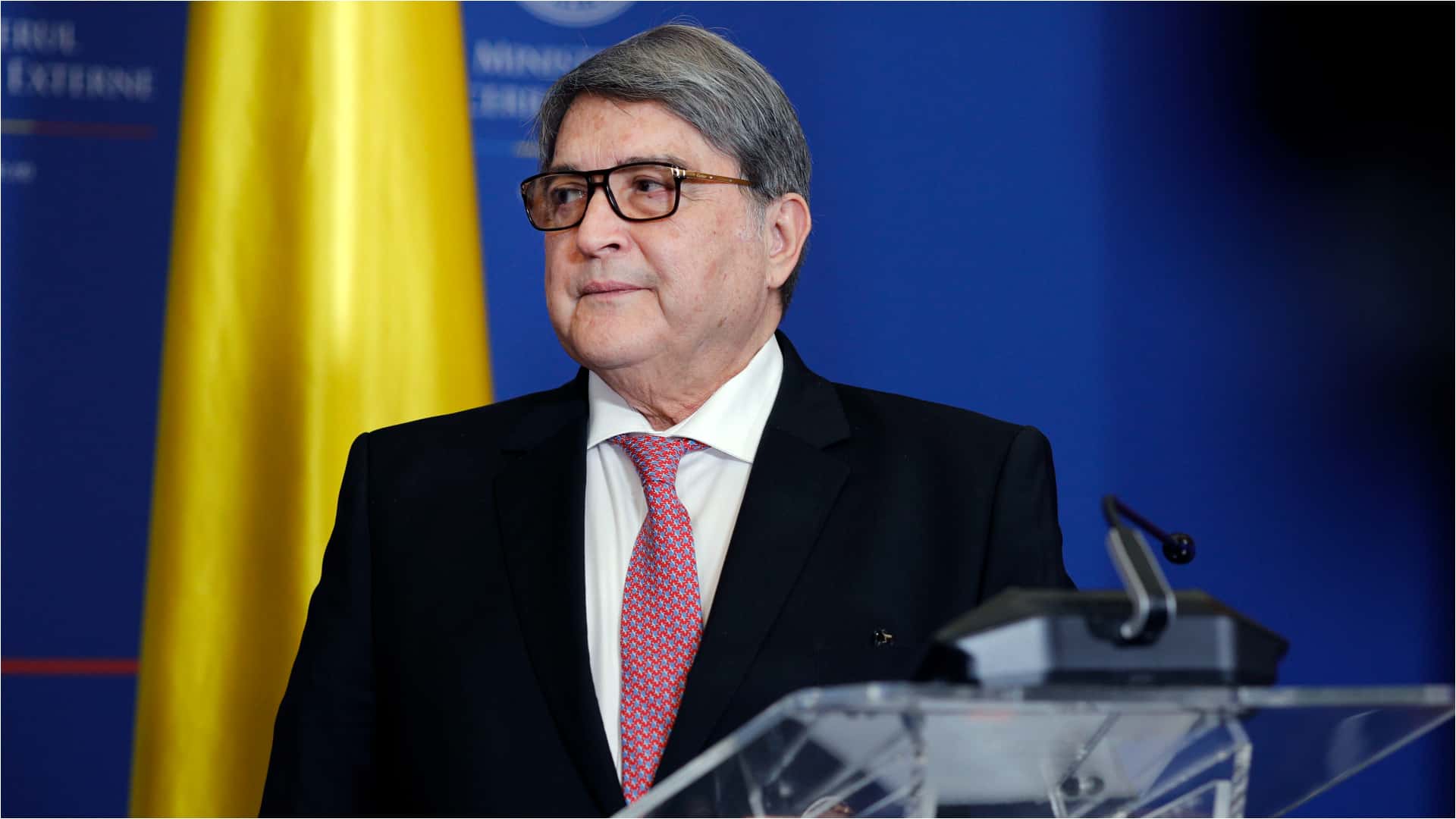 Emil Hurezeanu ar putea fi schimbat de la Externe