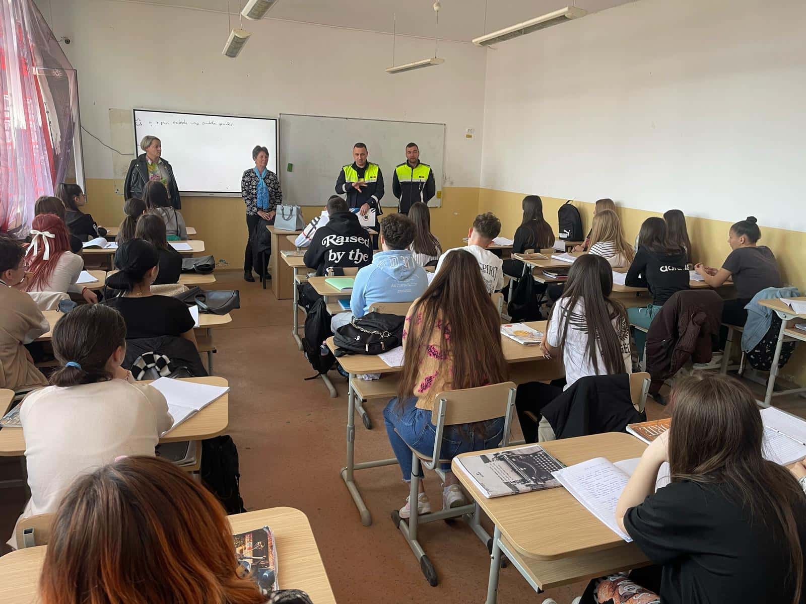 Campanie de responsabilizare a elevilor desfășurată de polițiștii gorjeni