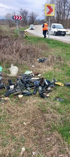 Zeci de bucăți de pantofi, găsite de drumarii gorjeni pe marginea șoselei