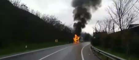 Circulație oprită pe DN 6, după ce un autocamion a luat foc