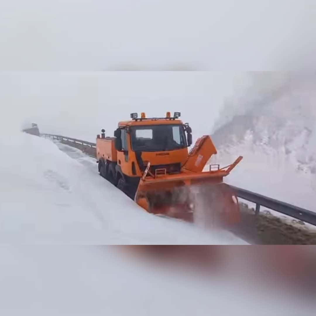 Deszăpezirea continuă pe Transalpina. Recomandarea drumarilor!