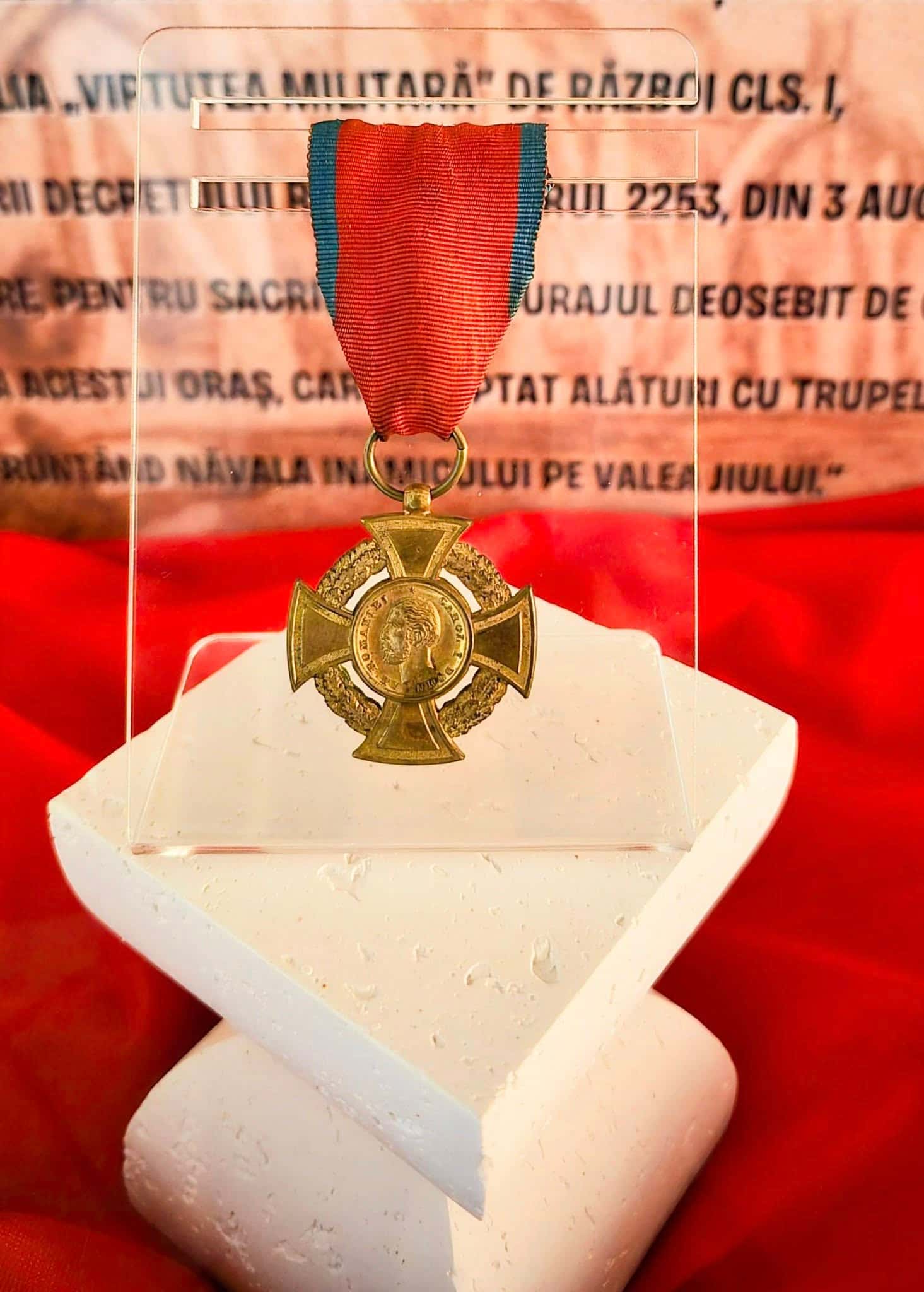 Decorația Virtutea Militară de Război cls. I a fost expusă la Primăria Târgu Jiu
