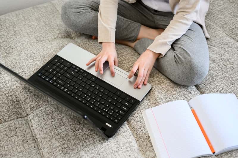 Elevii și studenții până în 26 de ani mai pot depune până mâine cererile pentru a primi ajutor financiar ca să-și cumpere calculatoare noi