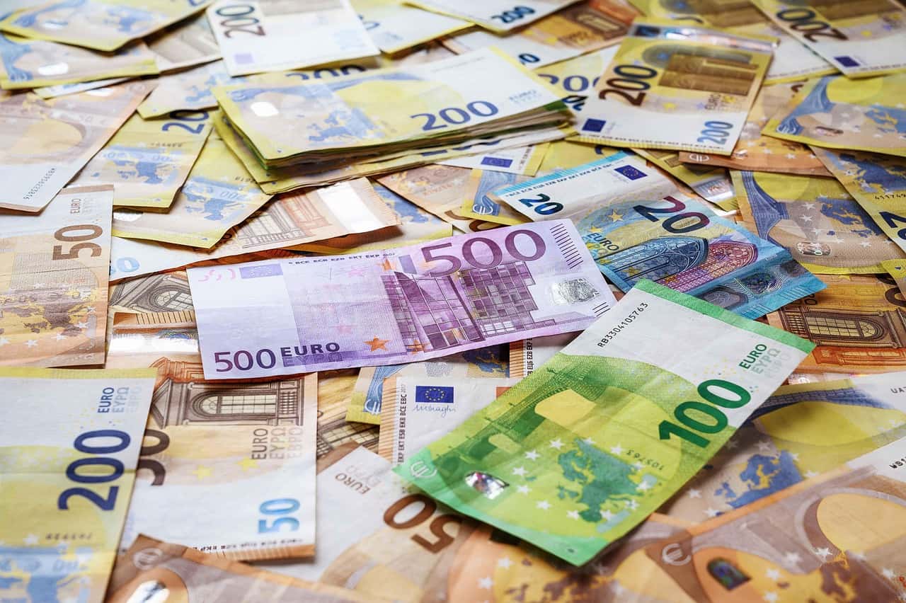 Euro a depășit oficial pragul de 5 lei