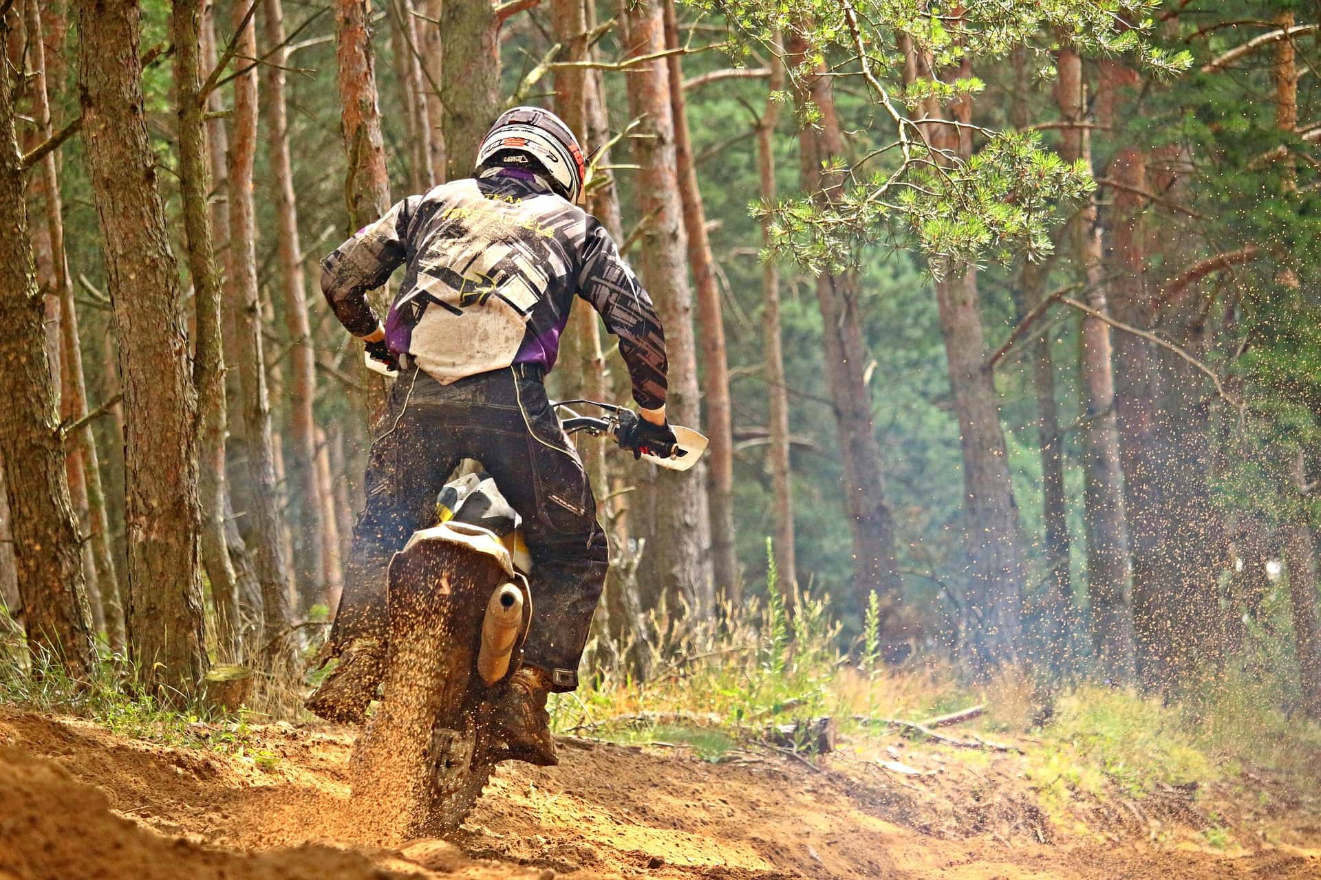 Minor de 15 ani, prins cu motocicletă furată