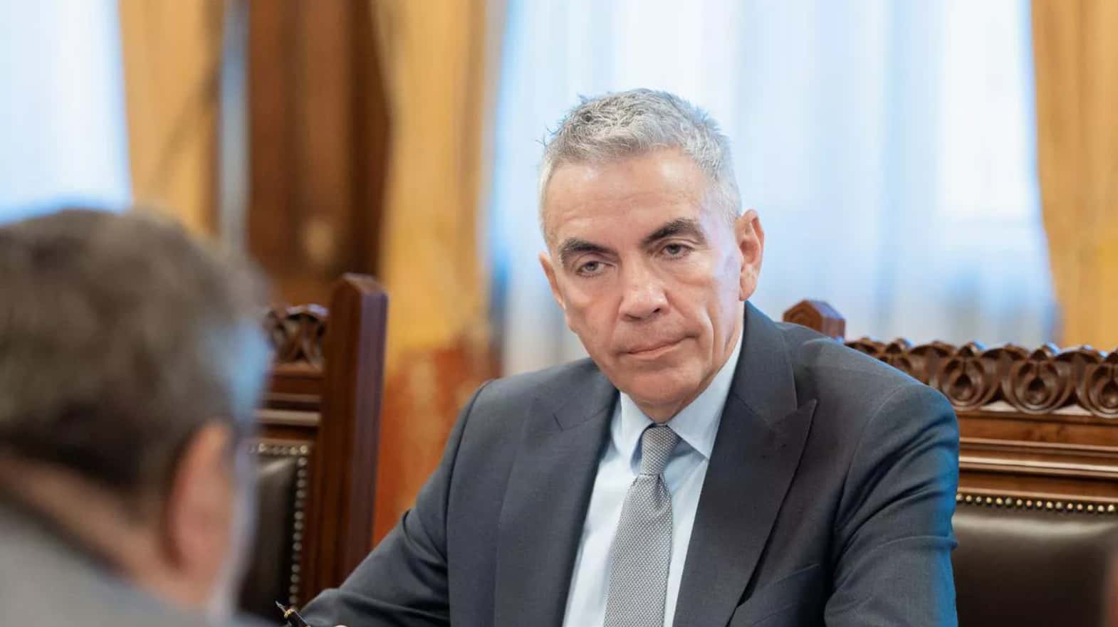 „Șpaga de supraviețuire” îl scoate din Guvern pe Dragoș Anastasiu