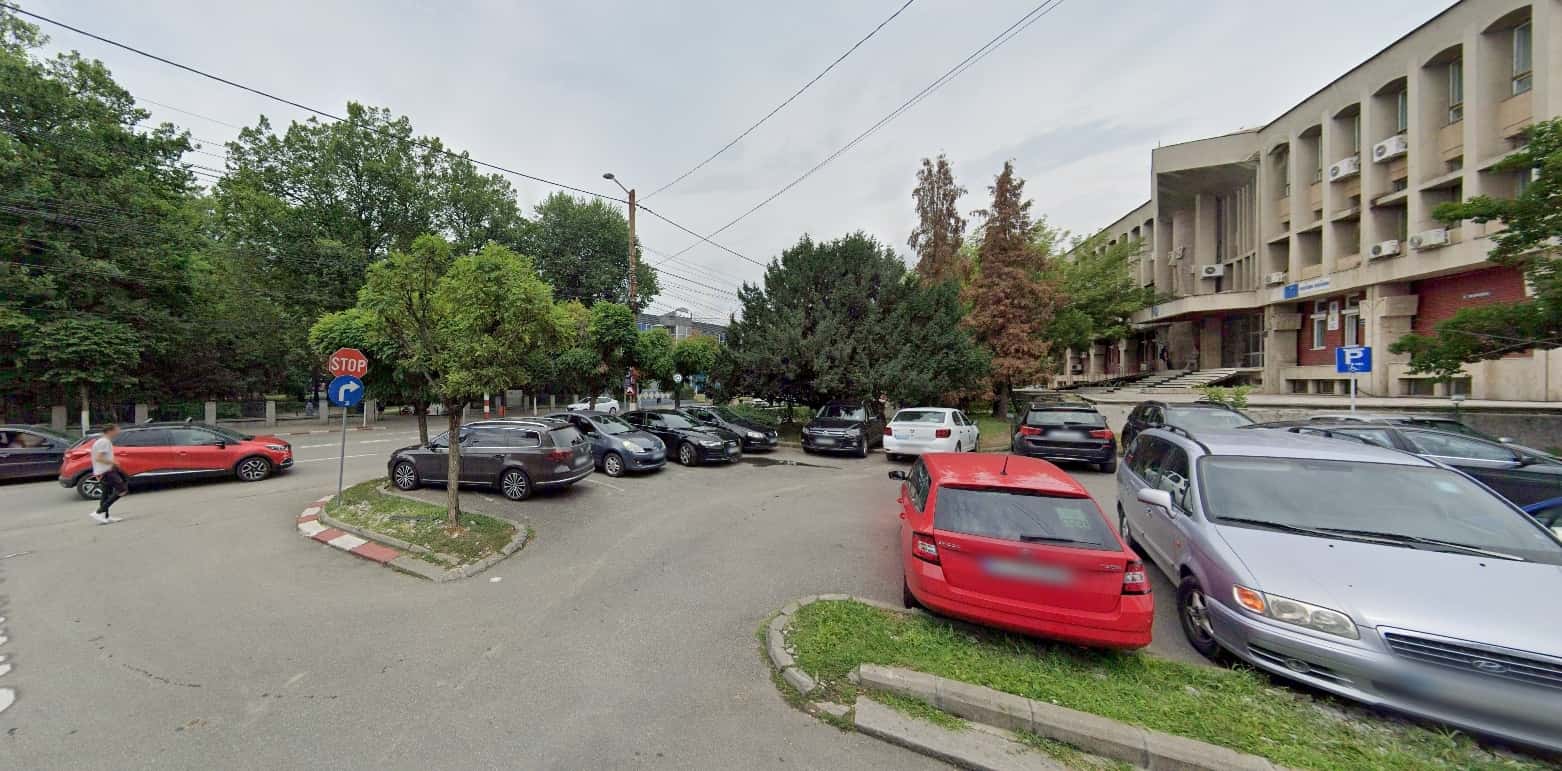 Limitare de acces în parcarea de la Prefectura Gorj