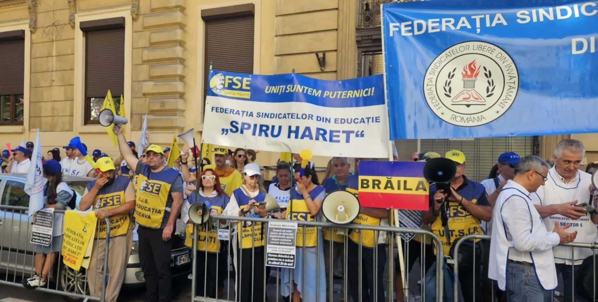 Școala începe cu proteste în fața Guvernului