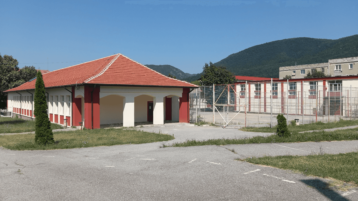 Bumbești Jiu: Elevă rănită după ce poarta terenului s-a desprins