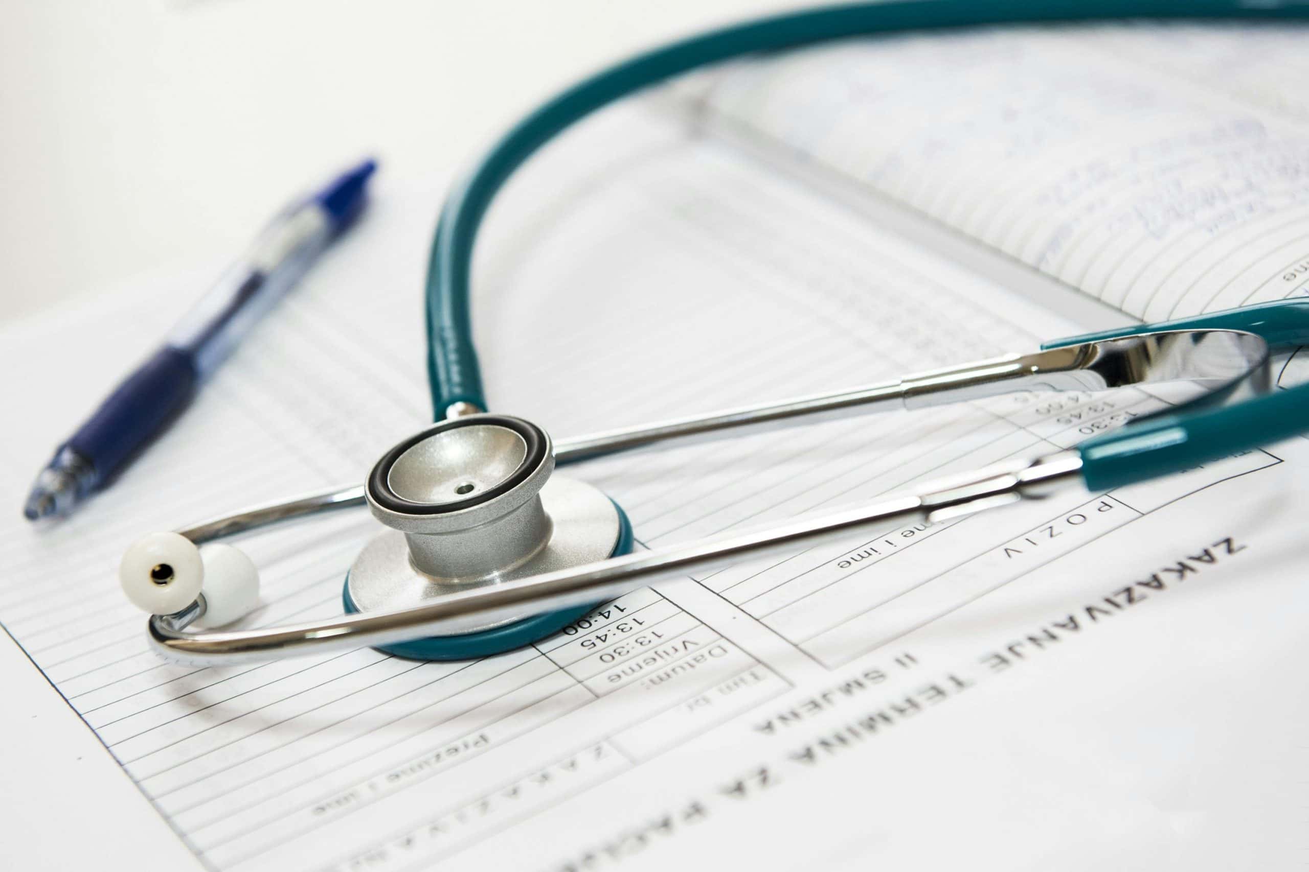 Servicii medicale gratuite pentru românii neasigurați peste 18 ani.