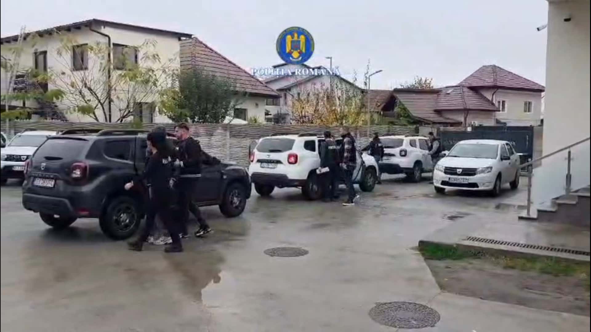 4 tineri reținuți pentru 22 de fapte de furt