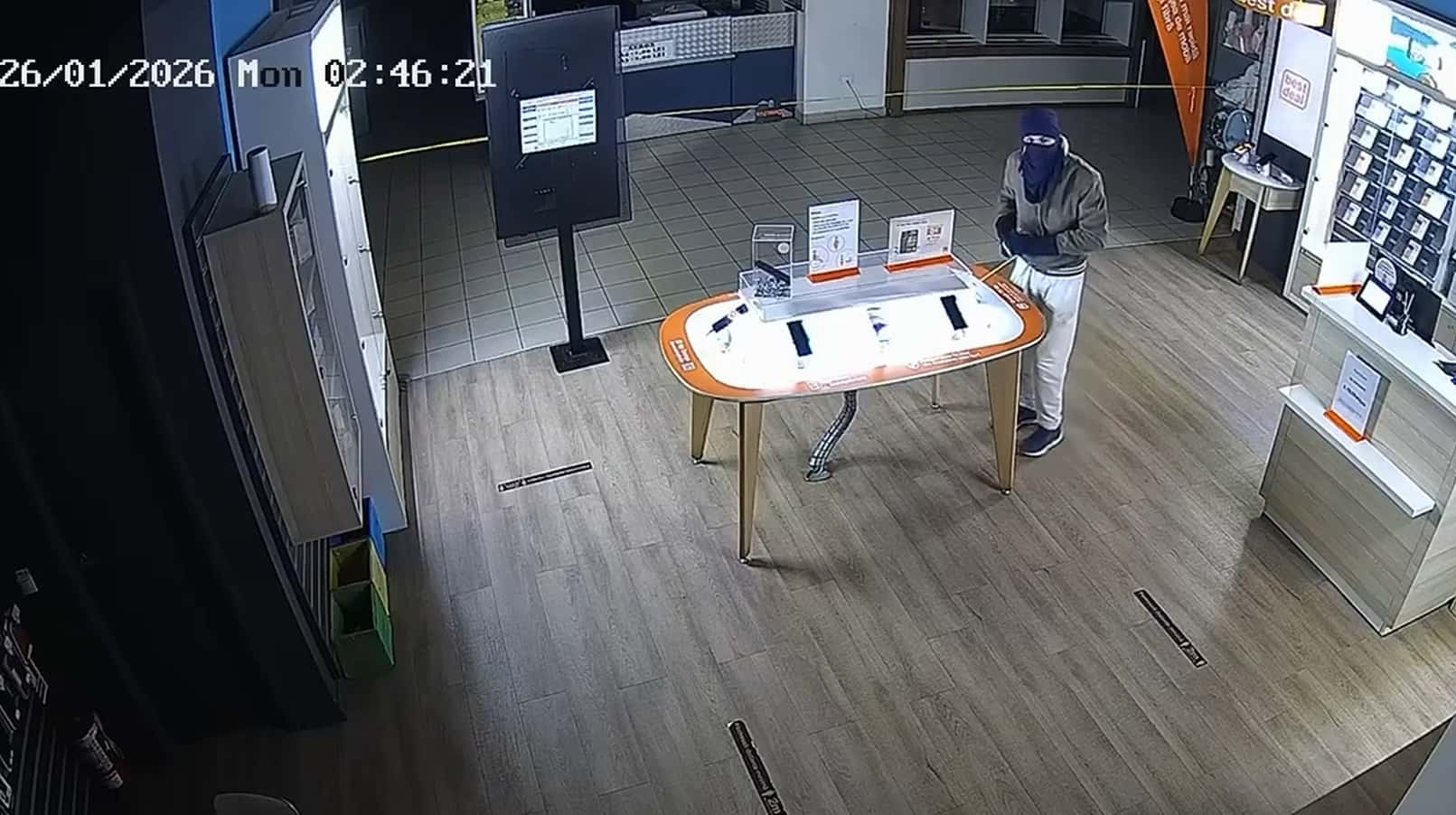 Tânăr de 19 ani reținut pentru furtul a 8 telefoane din Complexul Parâng