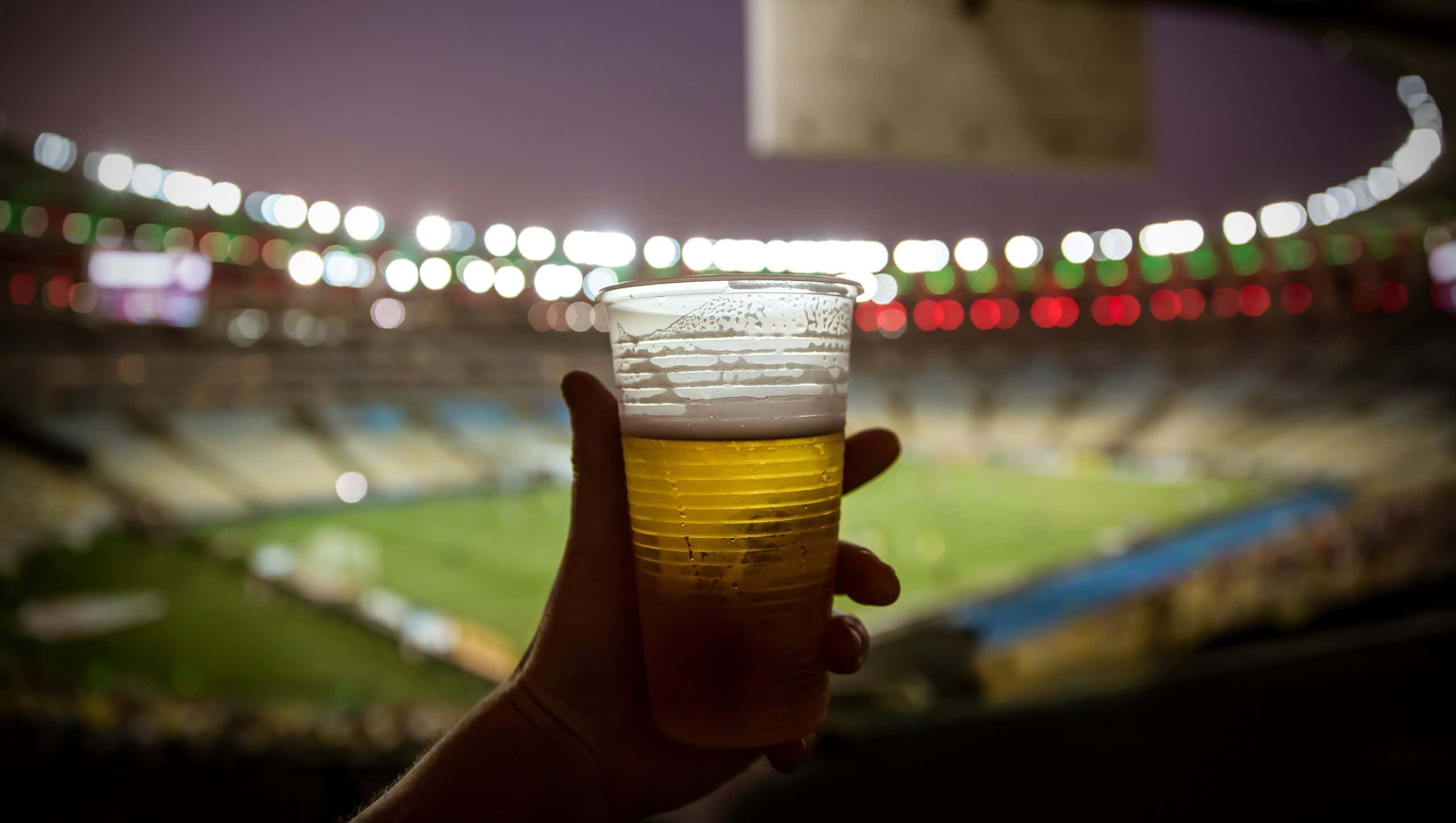 Parlamentul a aprobat consumul de bere pe stadioane