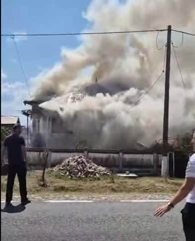 Panică în comuna Scoarța! O casă a fost cuprinsă de flăcări