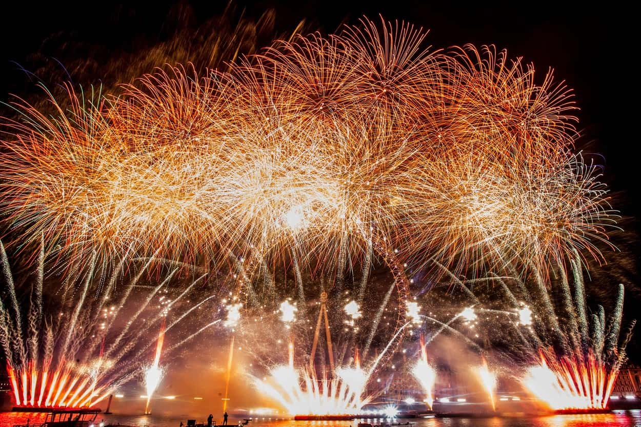 Un joc de artificii i-a adus unei târgujience dosar penal