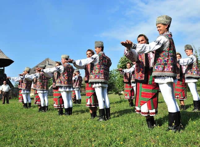 Începe Festivalul „Coborâtul oilor de la munte”, la Baia de Fier