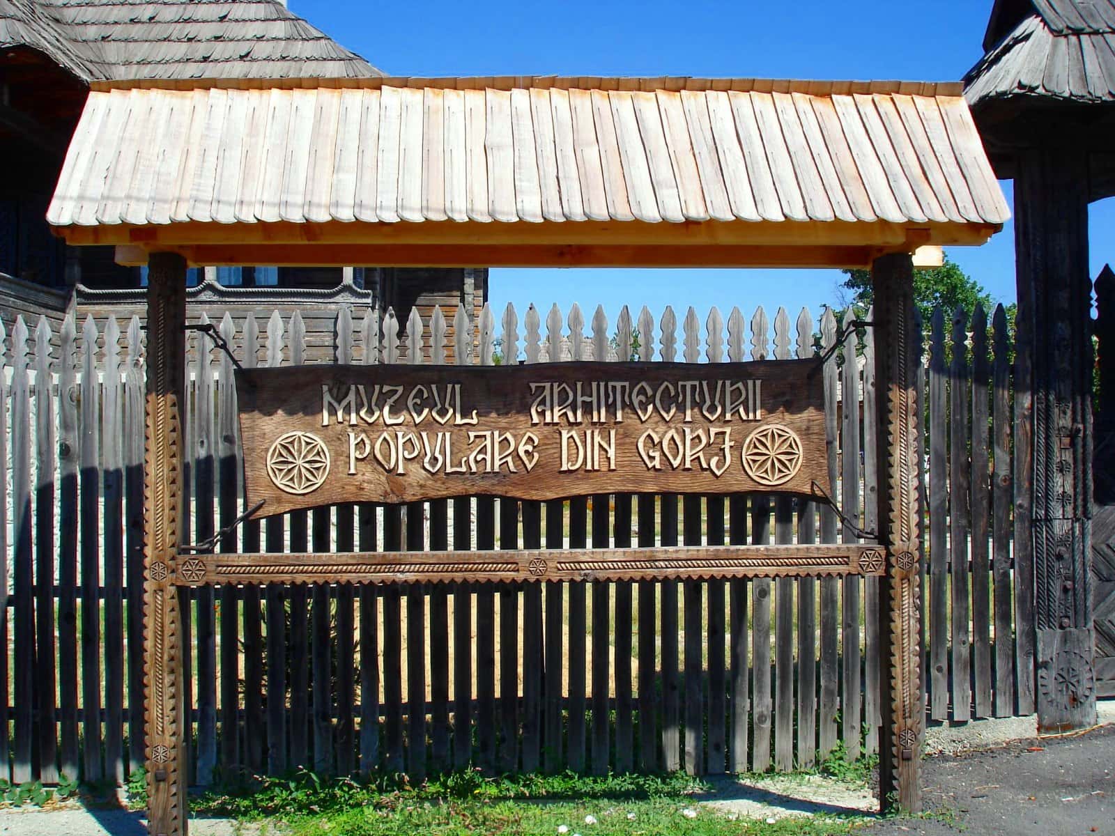 Expoziție de porți tradiționale la Muzeul din Curtișoara