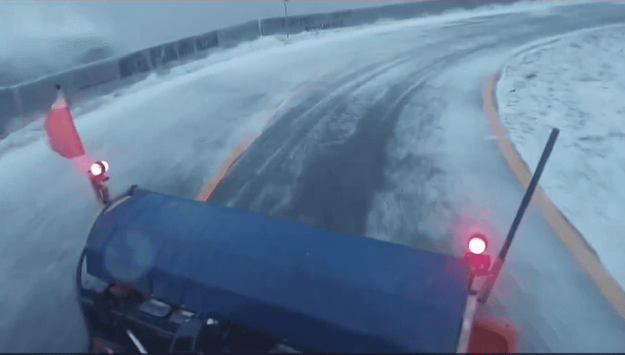 VIDEO: Drumarii au intervenit cu material antiderapant pe Transalpina