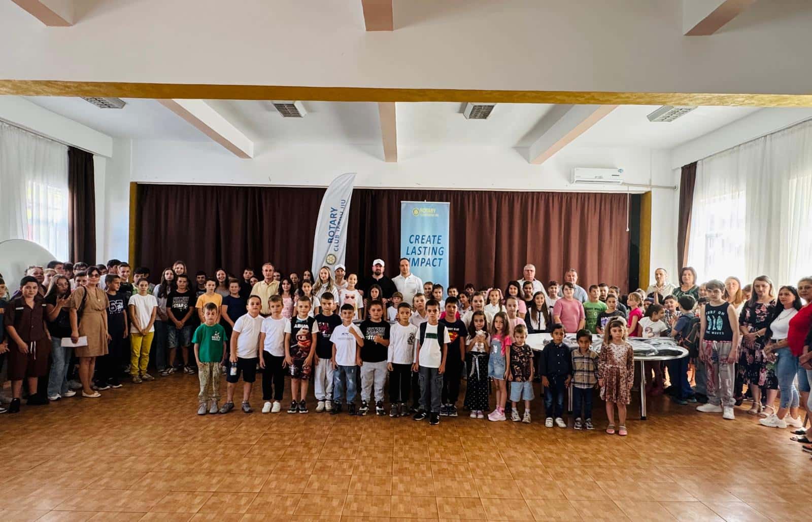 400 de elevi au primit ghiozdane complet echipate de la Rotary Club