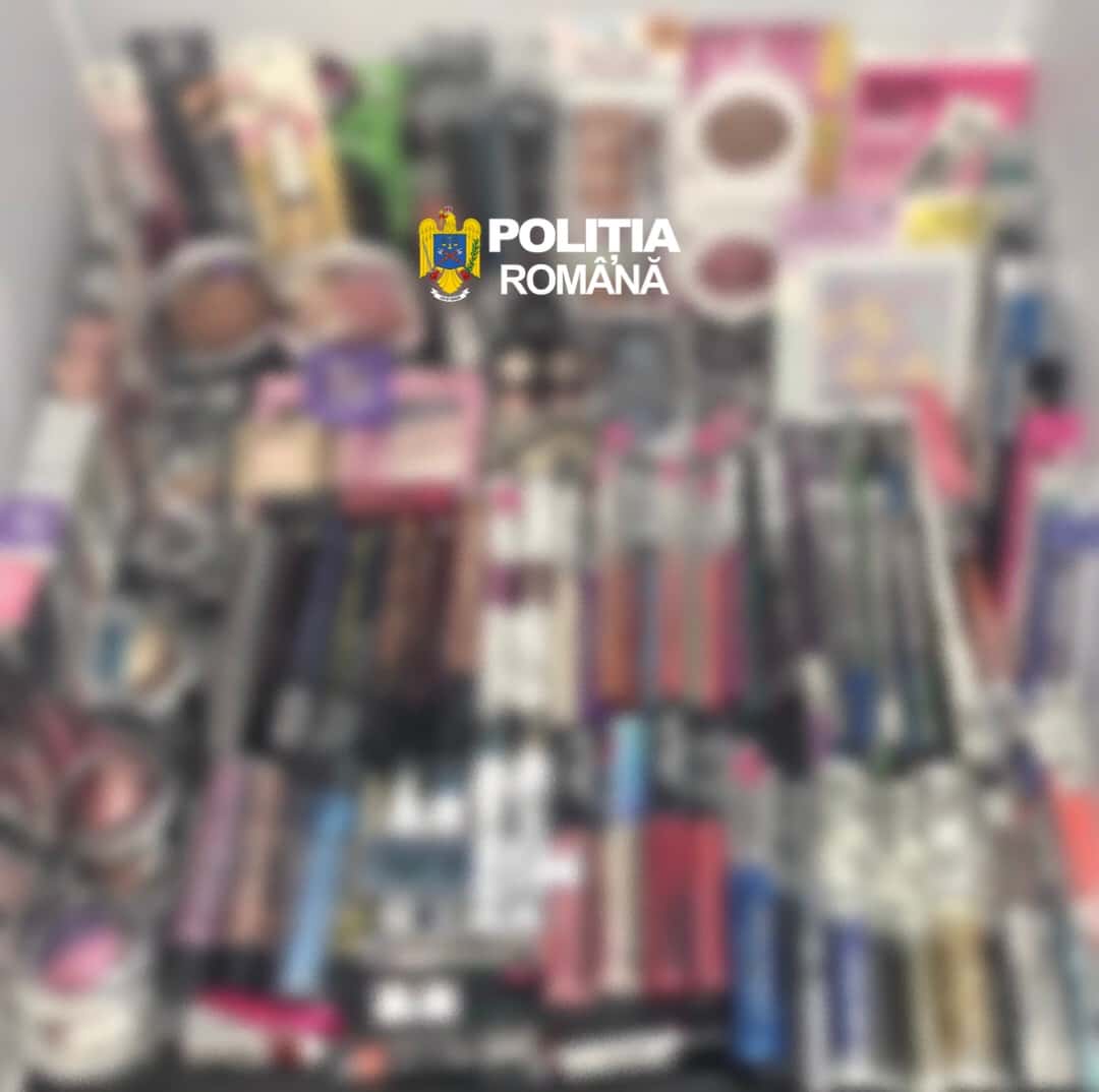 Prinsă în timp ce vindea, din portbagajul mașinii, cosmetice contrafăcute