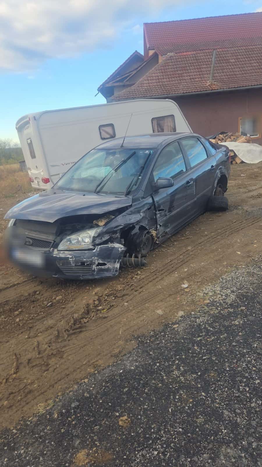 Mașină furată din Țicleni, găsită avariată în Scoarța