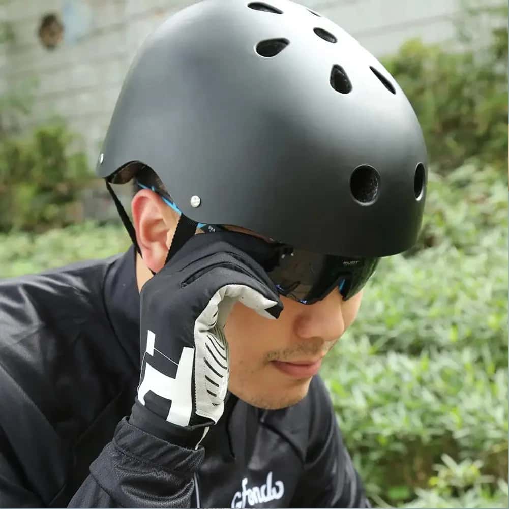 Casca de protecție ar putea deveni obligatorie pentru toți utilizatorii de trotinete și biciclete electrice