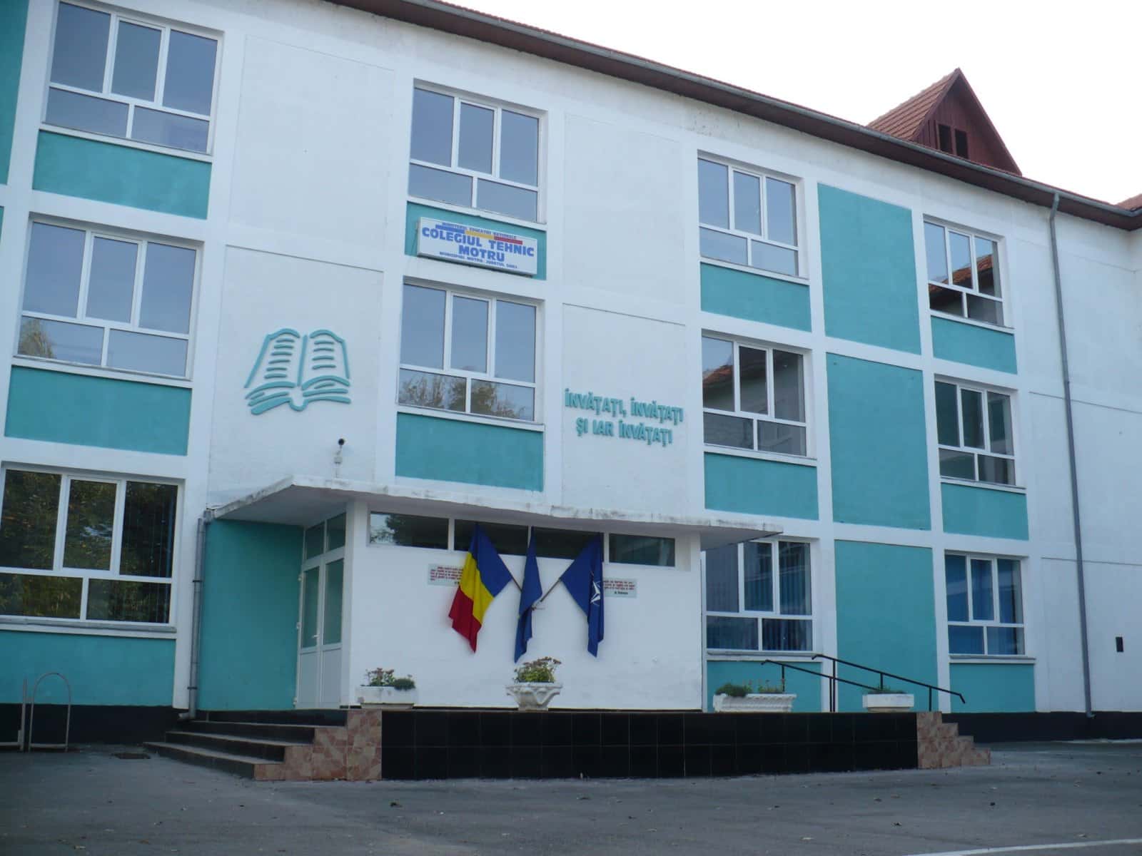 Elevii unui liceu din Gorj, nemulțumiți că au fost mutați din clase
